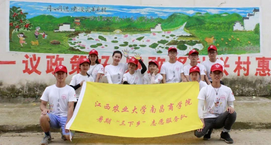 沙发靠电暖炉太近被引燃导致大火，三名儿童被困屋内情况危急，消防员冲进火场紧张救援